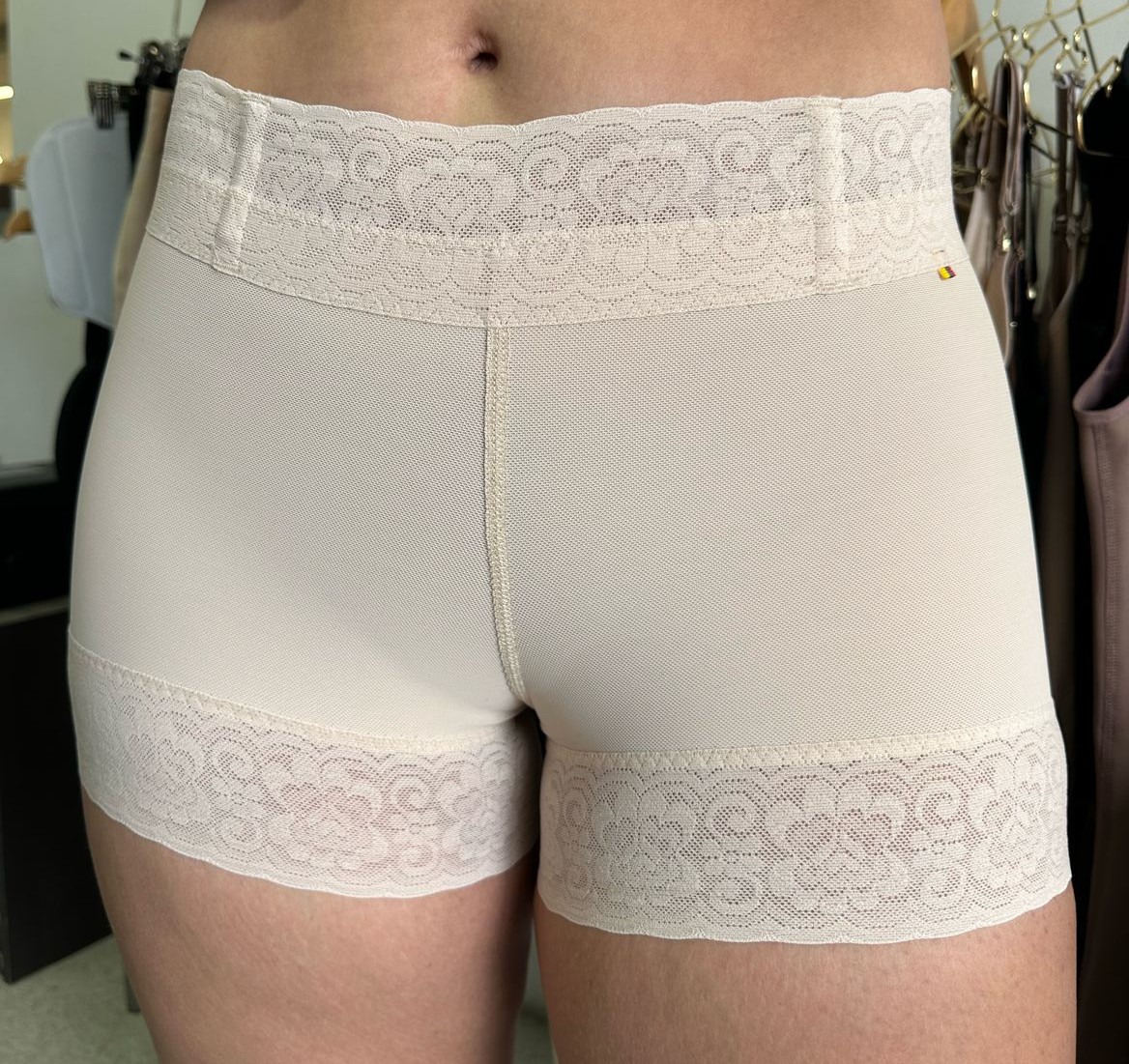 FAJA SHORT LEVANTA COLA CACHETERO FENIX
